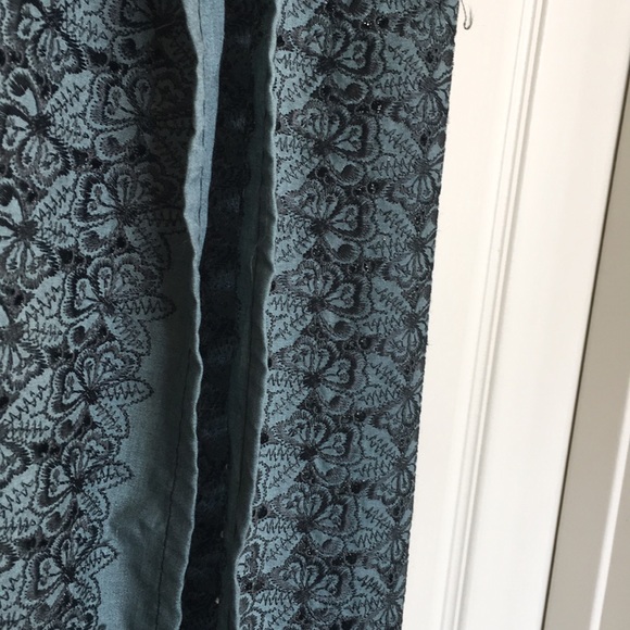 New embroidery scarf with fringes - Picture 6 of 7